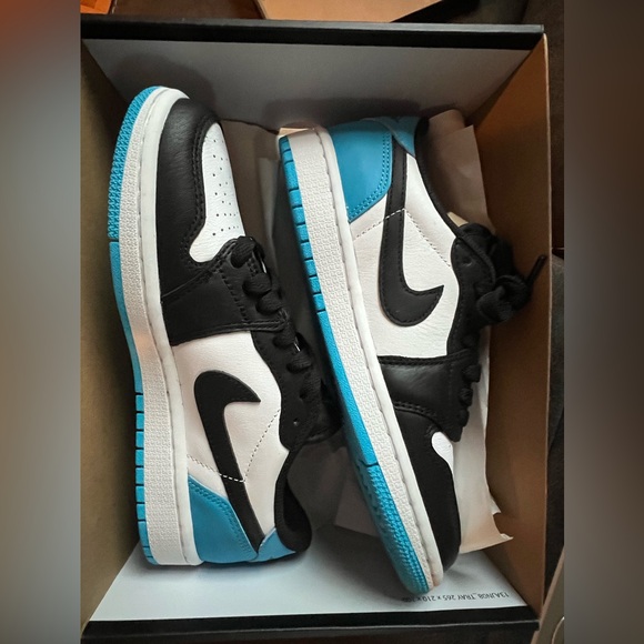 Jordan 1 Retro Low OG
Black Dark Powder Blue
men’s 6.5
women’s 8 - Picture 3 of 5